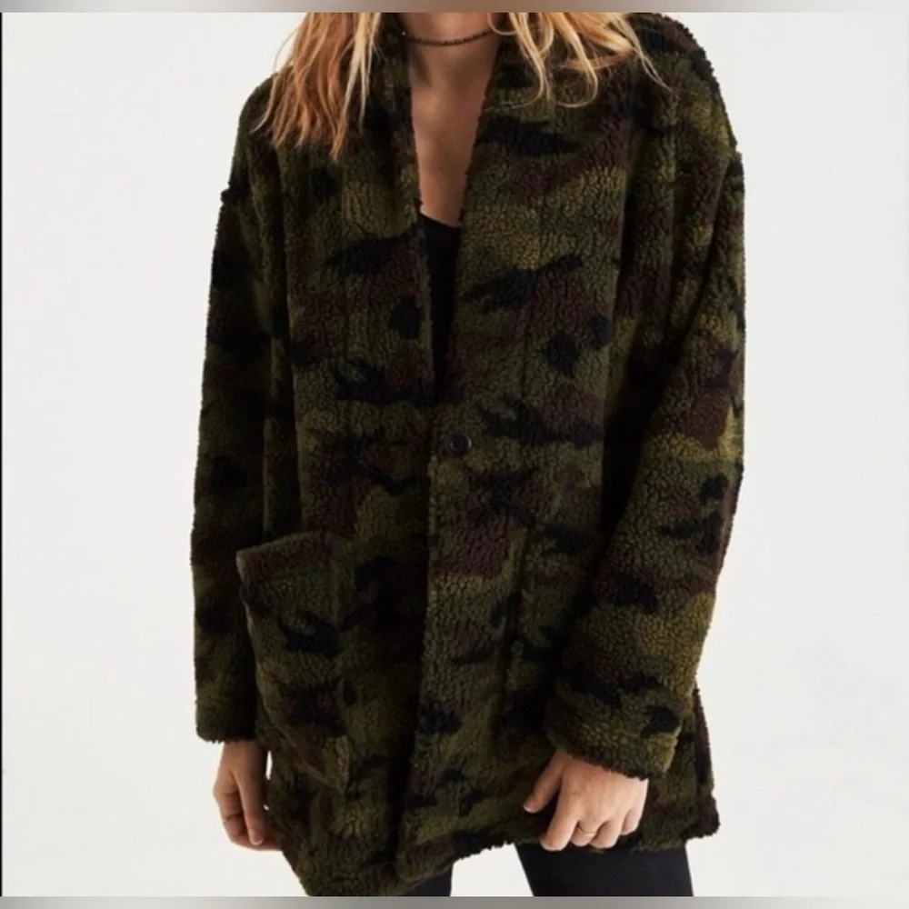 American Eagle Outfitters Green Black Camo Sherpa Fleece Teddy Jacket Size XL
